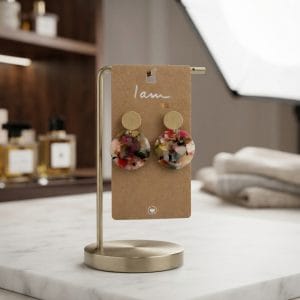 گوشواره آویز رزینی روی استند