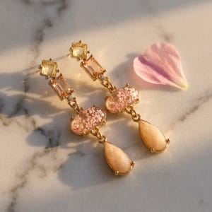 گوشواره آویز رزینی طرح گل نمای نزدیک