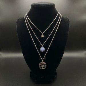 گردنبند سه لاین درخت زندگی روی استند نمای کامل