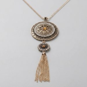 نمای نزدیک آویز شرابه‌ای گردنبند رومانتویی زنانه آی ام