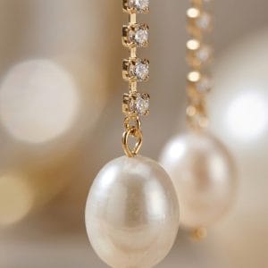 گوشواره آویز خطی مروارید نمای ماکرو
