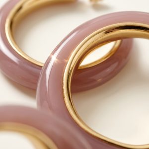 گوشواره نیم حلقه رزینی آی ام نمای نزدیک و جزئیات عکاسی ماکرو