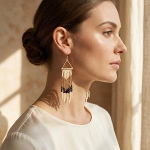 گوشواره آویز منجوقی زنانه آی ام مدل هندسی بوهو روی مدل