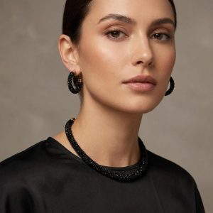نیم ست چوکر و گوشواره مشکی آی ام مدل میکرو کریستال روی مدل