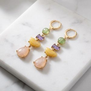 گوشواره آویز با سنگ طبیعی زنانه آی ام روی سطح مرمر