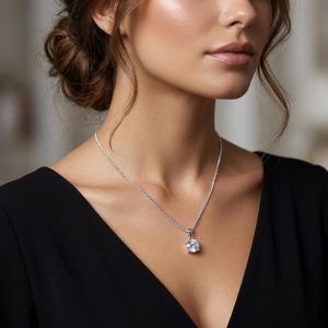 گردنبند تک نگین زنانه آی ام مدل سولیتر روی مدل