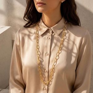 گردنبند دو رج طلایی زنانه آی ام (IM) مدل حلقه‌ای چکش‌کاری شده روی گردن مدل