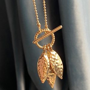 گردنبند رومانتویی طلایی آی ام مدل سه برگ نمای ماکرو