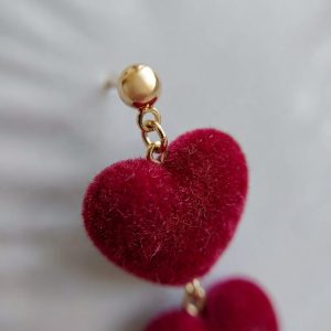 گوشواره آویز قلب زنانه آی ام (I AM) طرح مخملی زرشکی نمای نزدیک