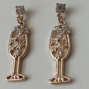 گوشواره آویز فانتزی نگیندار آی ام (I AM) مدل مجلسی طلایی نمای ماکرو