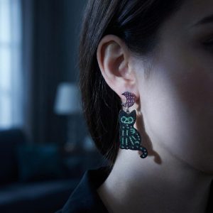 نمای گوشواره فانتزی زنانه طرح گربه اسکلتی شبتاب روی گوش مدل