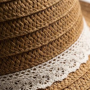 نمای نزدیک از بافت حصیری متراکم و الیاف کلاه حصیری باکت زنانه خاکی آی ام