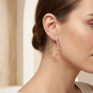استایل و تنخور گوشواره نیمحلقه مهرهدار صورتی پودری روی گوش مدل زنانه
