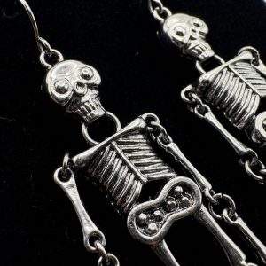 نمای ماکرو و جزییات مفاصل و جمجمه گوشواره آویز اسکلتی