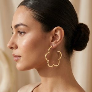 استایل گوشواره طرح شبدر زنانه طلایی روی گوش مدل