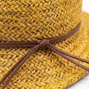 نمای نزدیک از بافت و الیاف طبیعی کلاه حصیری فدورا زنانه آی ام