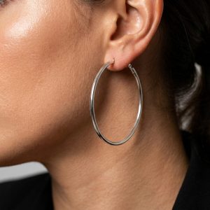 گوشواره حلقهای کلاسیک نقرهای آی ام روی گوش مدل در استایل روزمره