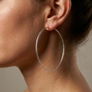 گوشواره حلقهای تراشدار نقرهای آی ام روی گوش مدل در استایل مهمانی