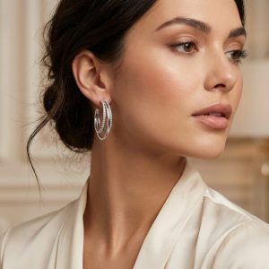 استایل گوشواره حلقهای زنانه طرح سه لایه در گوش مدل