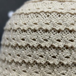 نمای نزدیک از بافت کروشه و مکرومه ظریف کلاه تابستانی آی ام کد 228