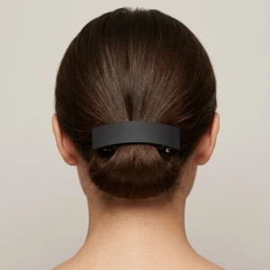استایل گیره مو انبری مستطیلی مات مشکی آی ام روی موهای بافته شده زنانه برای نمایش ابعاد