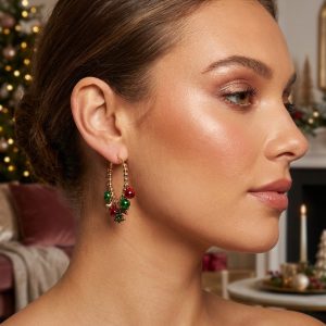 استایل گوشواره حلقهای کریسمس زنانه آی ام در گوش مدل