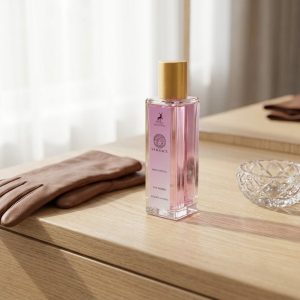 عطر زنانه الحمبرا برایت کریستال روی میز آرایش در نور ملایم روز