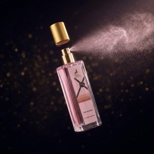 عطر زنانه الحمبرا فلاور بامب در حال پخش افشانه اسپری