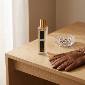 عطر زنانه میسون الحمبرا گود گرل روی میز آرایش در نور ملایم روز