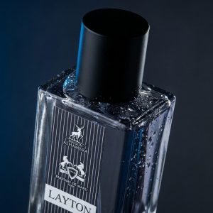 شیشه عطر مردانه میسون الحمبرا لیتون با قطرات آب و جلوه طراوت