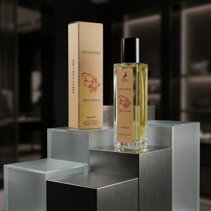 عطر مردانه میسون الحمبرا مگاماره روی استند شیشه‌ای و فلزی نمایشگاهی