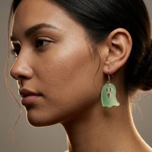 استایل گوشواره آویز طرح روح سبز آی ام روی گوش مدل زنانه