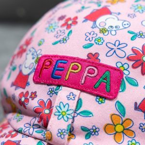 نمای نزدیک از پچ گلدوزیشده رنگی PEPPA و جزئیات دوخت کلاه کپ کشی دخترانه پپا پیگ