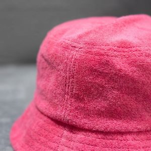 نمای ماکرو و نزدیک از بافت پارچه کلاه باکت حوله‌ای دخترانه