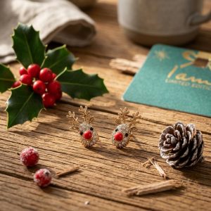 گوشواره میخی طرح گوزن شمالی آی ام (I AM) روی میز چوبی
