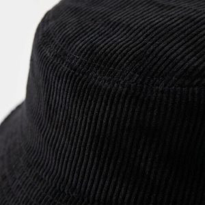 نمای نزدیک از بافت راهراه پارچه مخمل و دوخت لبه کلاه باکت کبریتی بزرگسال