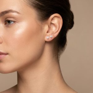 استایل گوشواره مرواریدی از پک گوشواره میخی ۵ جفتی در گوش مدل زنانه