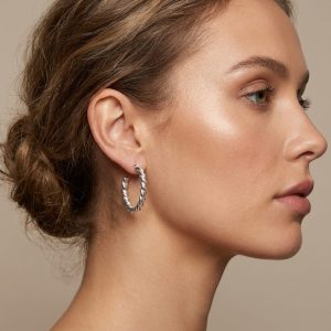 استایل گوشواره نقره‌ای از پک گوشواره حلقه‌ای ۳ جفتی در گوش مدل زنانه