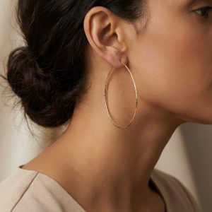 استایل و تنخور گوشواره حلقهای اشکی طلایی سیکس در گوش مدل