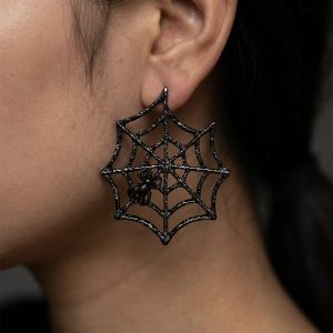 نمای گوشواره میخی زنانه طرح تار عنکبوت روی گوش مدل