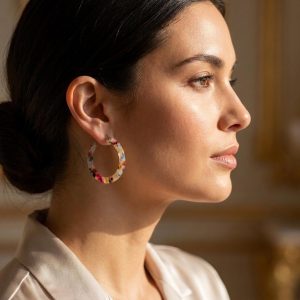 گوشواره حلقهای رزینی زنانه آی ام طرح تراتزو روی مدل