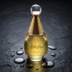 نمای بطری عطر زنانه تری گالور روی سطح سنگی لوکس