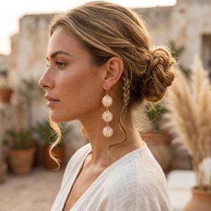 گوشواره آویز ۳ طبقه زنانه آی ام (I AM) رافیا سفید استخوانی روی مدل