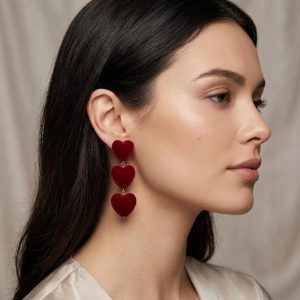 گوشواره آویز قلب زنانه آی ام (I AM) طرح مخملی زرشکی روی مدل
