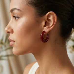 استایل گوشواره حلقهای چانکی رزینی زرشکی آی ام روی گوش مدل زنانه
