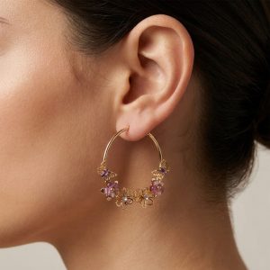 استایل گوشواره حلقه‌ای زنانه با طرح پروانه و گل روی گوش مدل