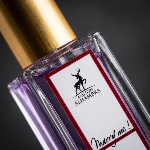 نمای نزدیک و ماکرو از شیشه و درب طلایی عطر زنانه میسون الحمبرا مری می