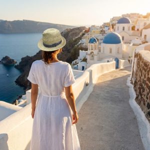 استایل تابستانی با کلاه حصیری زنانه برند آی ام در فضای ساحلی