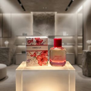 عطر زنانه زارا هیبیسکوس و جعبه بستهبندی روی پایه اکریلیک شیشهای