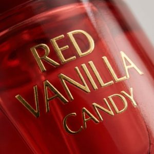 حکاکی و نوشته‌های طلایی روی شیشه عطر زنانه زارا رد وانیلا کندی
